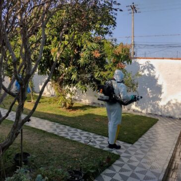 O método libera um produto em forma de neblina para eliminar mosquitos nos bairros da cidade