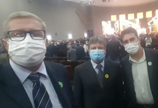 Prefeito Vlamir Sandei (centro) ao lado de secretários durante lançamento de programa estadual