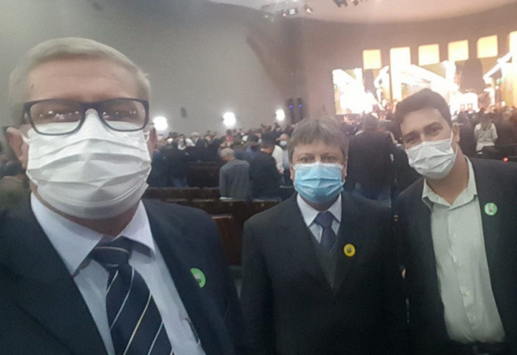 Prefeito Vlamir Sandei (centro) ao lado de secretários durante lançamento de programa estadual