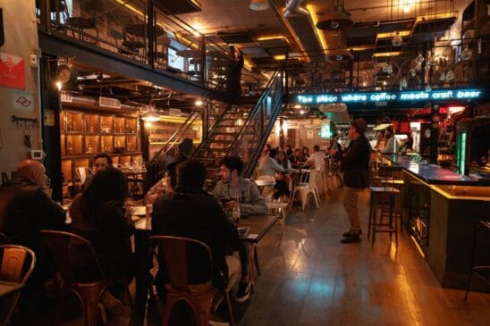 A principal razão apontada para o saldo negativo no caixa dos bares e restaurantes foi a queda das vendas no mês, sinalizada por 82% dos entrevistados