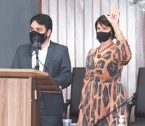 Com a letra X em vermelho na palma da mão, a vereadora Lucia Caballero reforçou a importância de denunciar os casos de violências contra a mulher