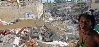 Nas redes sociais, vídeos gravados por moradores mostravam prédios residenciais derrubados e pessoas correndo.