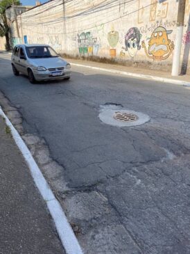 Motoristas reclamam de buracos e asfalto desnivelado na estrada Velha de Itapecerica, na zona sul de SP