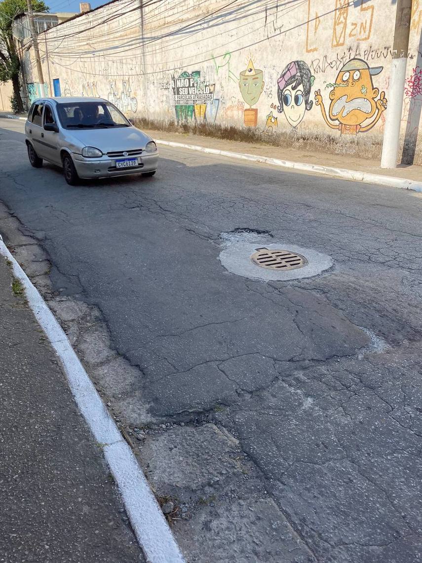 Motoristas reclamam de buracos e asfalto desnivelado na estrada Velha de Itapecerica, na zona sul de SP
