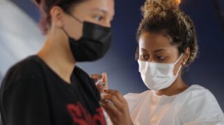 Apenas 17,7% deste p&uacute;blico recebeu a segunda dose da vacina contra a Covid