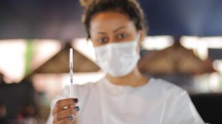 Brasil registra menor m&eacute;dia m&oacute;vel de mortes desde o in&iacute;cio da pandemia