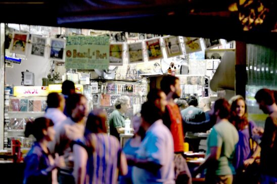 Movimentação no bar Mercearia São Pedro, na Vila Madalena, antes da pandemia