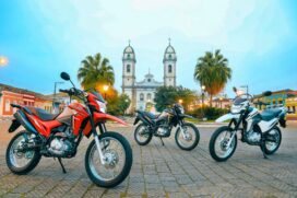 A NXR 160 Bros chega à linha 2022 nas cores vermelho, branco e preto