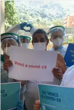 Zeca Pagodinho posando ao lado da equipe médica após receber alta