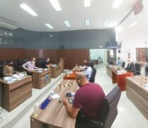 Segundo o entendimento do Tribunal de Contas, as gratificações devem ser concedidas por lei, e não através de Resolução