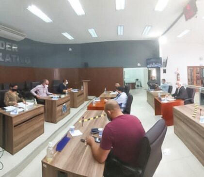 Segundo o entendimento do Tribunal de Contas, as gratificações devem ser concedidas por lei, e não através de Resolução