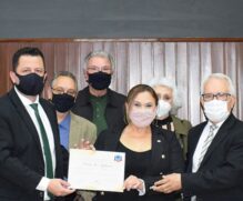 Na foto, os vereadores Luís Diniz e João Fávero com a presidente da OAB Porto Feliz; ao fundo, o ex-vereador Ednilson Macedo, o diretor da Câmara Municipal Crocco e a advogada Eliete Martelli