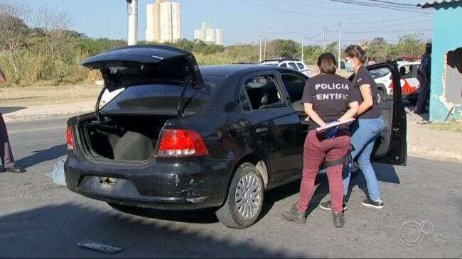 Suspeitos batem carro em muro de casa durante perseguição e morrem baleados em Jundiaí