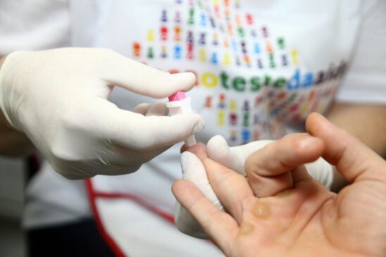 SP dá início a campanha Fique Sabendo no dia 1º de dezembro; de todos as cidades paulistas, 622 municípios (96,4%) vão participar das ações de intensificação de testagem de HIV e Sífilis
