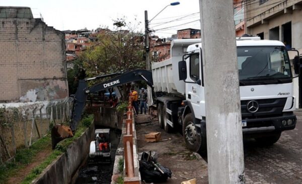 Secretaria de Manutenção de Taboão da Serra executa ações de prevenção contra enchentes no Jardim Comunitário