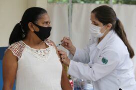 A primeira dose de reforço, recomendada para pessoas com mais de 12 anos de idade, deve ser aplicada quatro meses depois da segunda dose ou dose única