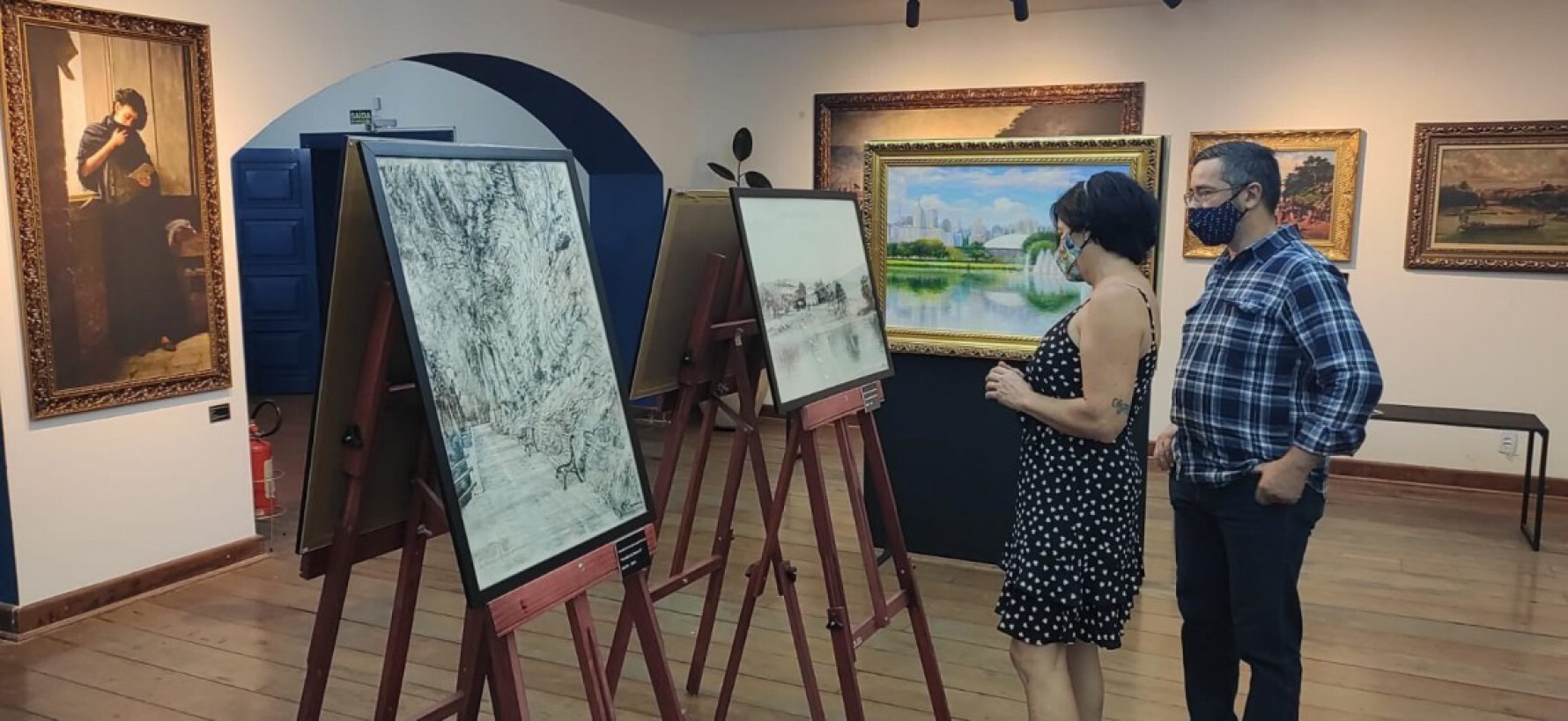 Uma das oficinas apresenta propostas de atividades voltadas à introdução à técnica de pintura aquarela.