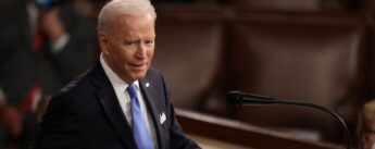 Porta-voz pol&iacute;tico do presidente Biden informou que ele ligou para Clinton, que est&aacute; internado na UTI.