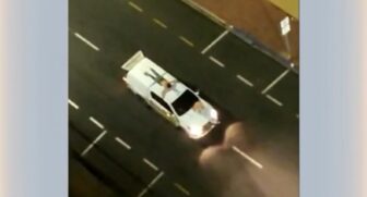 Vítima é posta em cima de um carro, para servir como escudo humano durante assalto em Araçatuba, no interior de São Paulo
