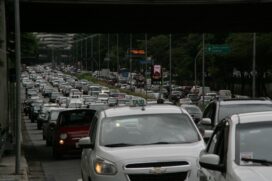 A restrição na circulação de veículos em parte da cidade de São Paulo foi retomada na manhã de segunda-feira (7)