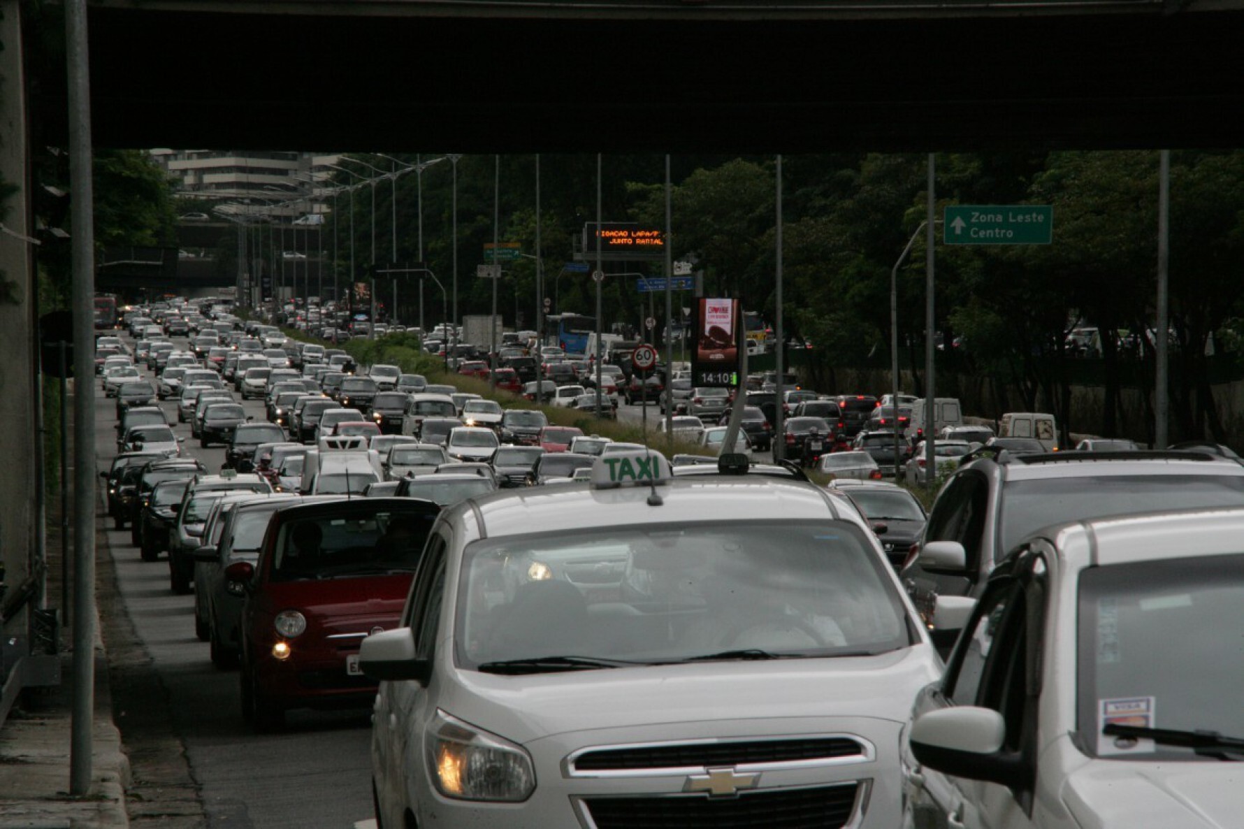A restrição na circulação de veículos em parte da cidade de São Paulo foi retomada na manhã de segunda-feira (7)