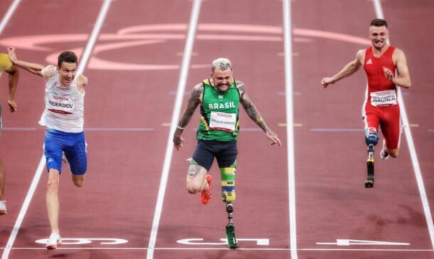 Em uma corrida de recuperação, o velocista Vinícius Rodrigues conquistou na manhã desta segunda-feira (30) a medalha de prata na corrida dos 100 metros T63