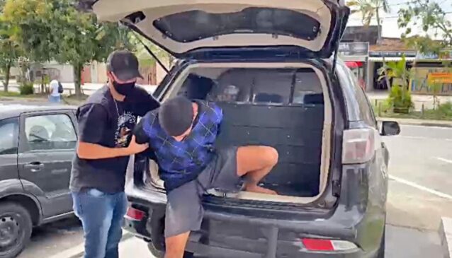 O acusado chegando ao 2° DP de São Vicente na manhã desta terça-feira (31)
