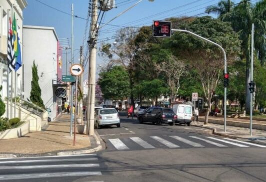 Novo sinalizador com temporizador; objetivo é evitar acidentes e organizar o trânsito na região central