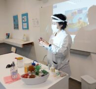 Lousa e giz ficaram no passado: em todas as salas de aulas, os professores usam telas touch screen para ministrar as aulas