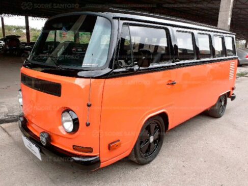 Volkswagen Kombi, ano e modelo 1995, possui lance de R$ 18 mil
