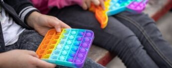 O pop-it é um brinquedo colorido de silicone com bolhas.