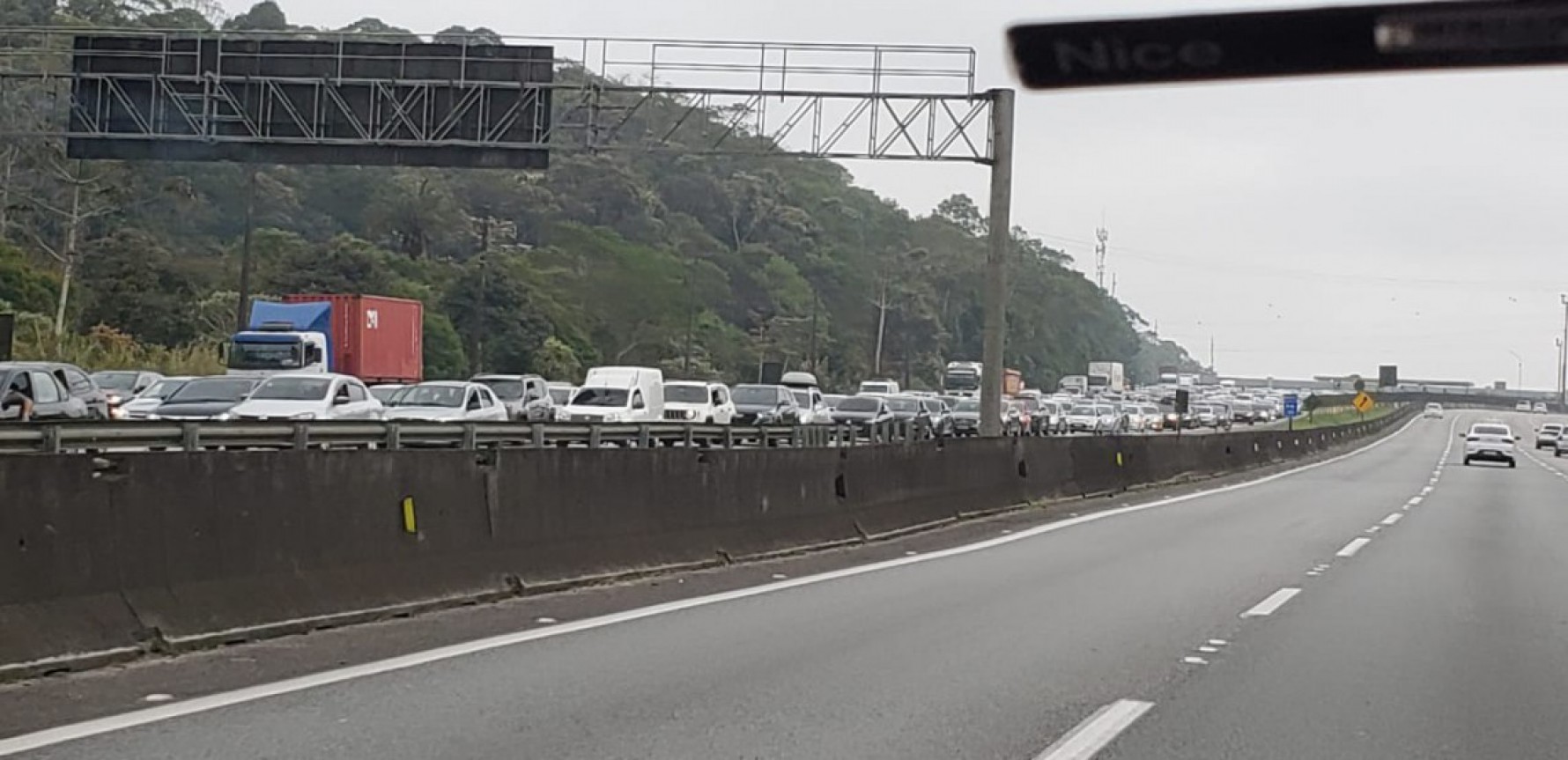 O tempo firme e sem chuva também colaborou para que as pessoas buscassem tomar um banho de mar.