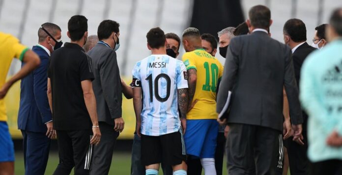 Cenas de violência foram vistas desde que os times se perfilaram para a execução dos hinos nacionais no Rio de Janeiro