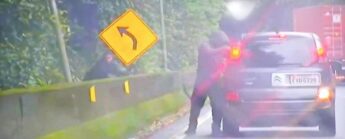 Assaltantes ainda olharam e apontaram a arma para a equipe de reportagem.