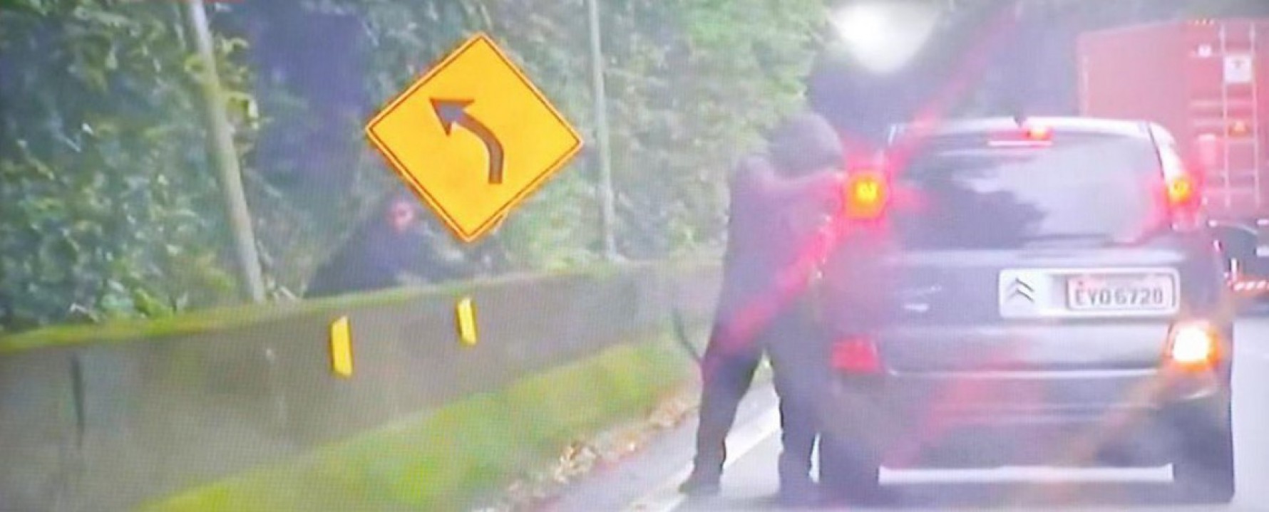 Assaltantes ainda olharam e apontaram a arma para a equipe de reportagem.