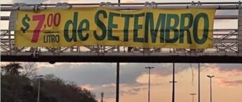 Faixa ironiza 7 de setembro com preço da gasolina.