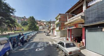Jovem de 25 anos morreu ao ser atingida por golpes de faca, na rua Vicente Strifezzi em Cotia