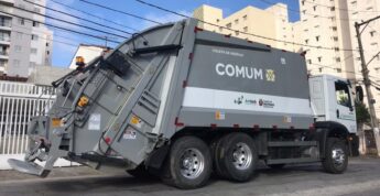 Caminhão de coleta domiciliar de lixo da Prefeitura de SP