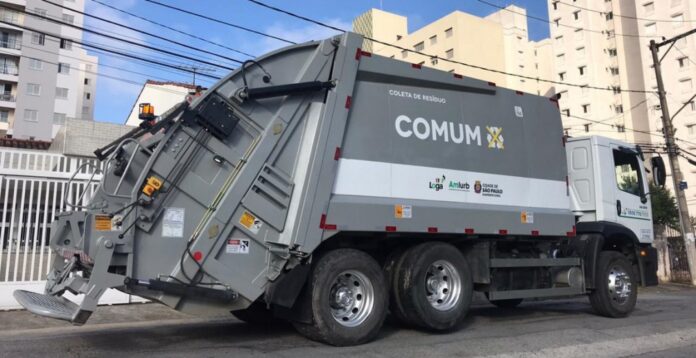 Caminhão de coleta domiciliar de lixo da Prefeitura de SP