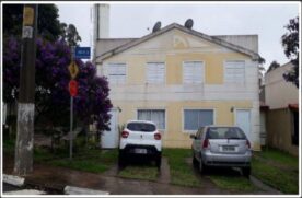 Entre os lotes disponíveis, há uma casa na cidade de Cotia