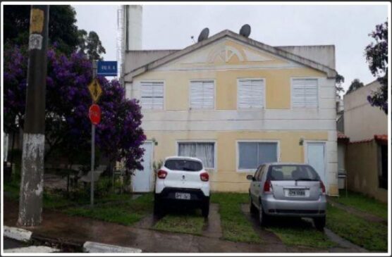 Entre os lotes disponíveis, há uma casa na cidade de Cotia