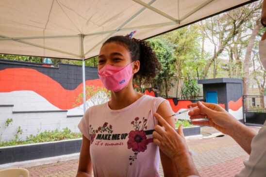 Vacinação de adolescentes na cidade de São Paulo