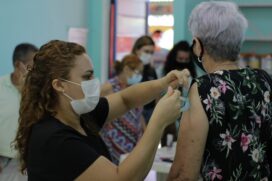 A uma semana do fim do prazo, mais de 50 pa&iacute;ses n&atilde;o chegaram l&aacute;, e s&oacute; 2% das pessoas em na&ccedil;&otilde;es de baixa renda receberam ao menos uma dose