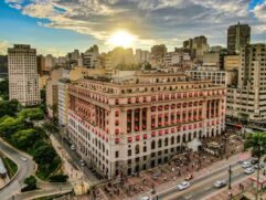 Edifício Alexandre Mackenzie, que abriga o Shopping Light