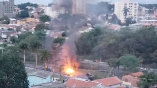 Protesto com queima de veículos causou tumulto na avenida Fundo do Vale, em São José dos Campos