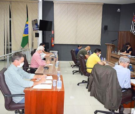 Em todas as Sessões Ordinárias do Legislativo Municipal, os vereadores aprovam requerimento solicitando um minuto de silêncio em respeito aos munícipes recém-falecidos