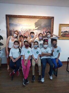 Crianças visitam exposições culturais realizadas no Salão Nobre do município de Porto Feliz