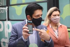Prefeito de S&atilde;o Paulo Ricardo Nunes (MDB) mostra aplicativo e-sa&uacute;deSP