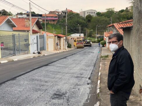 Obras de recapeamento sendo executadas na rua Antônio Martins Sampaio, em Porto Feliz