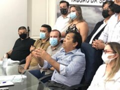Prefeito eleito da cidade de Taboão da Serra, Aprígio (sem máscara), durante coletiva de imprensa na tarde desta segunda
